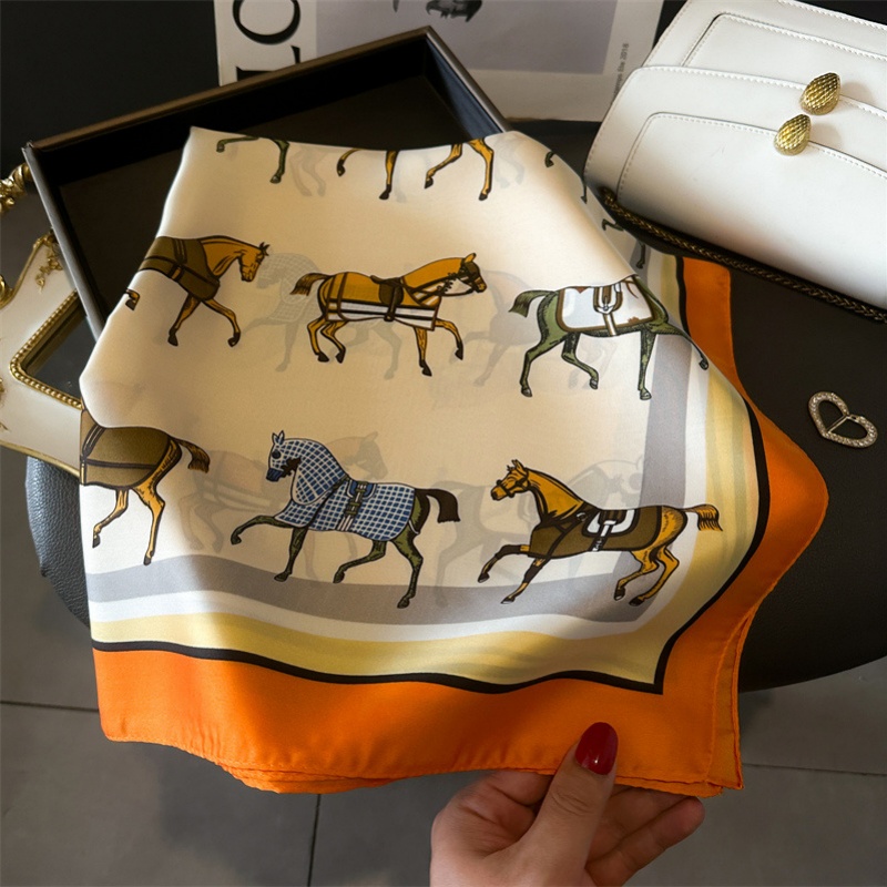 Luxury Skincare Headband - Foulard Quadrato in Seta con Stampa
