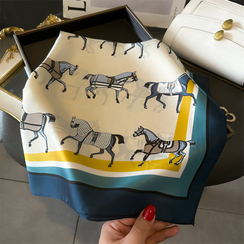 Foulard Quadrato in Seta con S - Luxury Skincare Headband recensione e prezzo